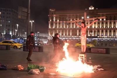 Задержанному у здания ФСБ в образе Христа грозит до 30 суток ареста
