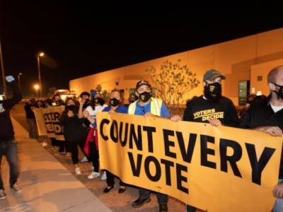 В США на фоне подсчета голосов протестуют сторонники кандидатов президенты