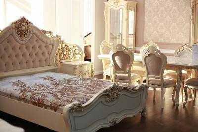 Гостиные и спальни с лепниной, золотом и стеклом появились в салоне «Мебель House» в Чите
