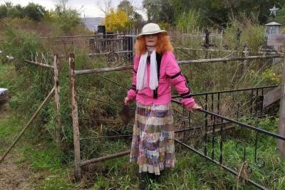 Красноярка почти 30 лет живет на Троицком кладбище — ей нужно помочь напечатать книгу