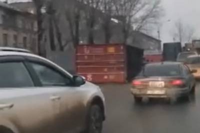 Выпавший на дорогу металлический контейнер собрал пробку в Новосибирске
