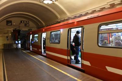 Петербуржцам объяснили правила ношения масок в метро