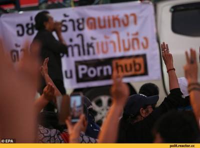 В Таиланде люди вышли на массовый протест из-за запрета PornHub