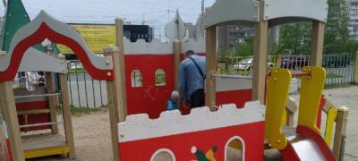 Власти Петрозаводска обещают отремонтировать детские площадки и уличные тренажеры