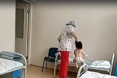 Медсестра таскала ребенка за волосы в новосибирской больнице