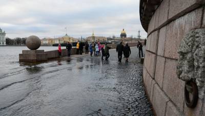 Угроза миновала: в Петербурге открыли дамбу