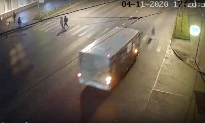 Автобус сбил девушку в центре Петрозаводска