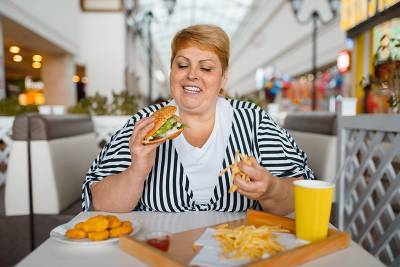 Россиян предложили спасать от ожирения на деньги от фастфуда