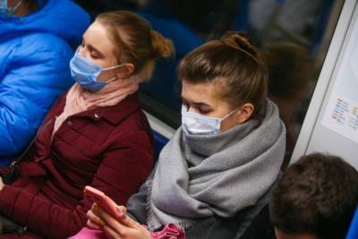 К чему может привести ношение грязной маски, рассказала дерматолог