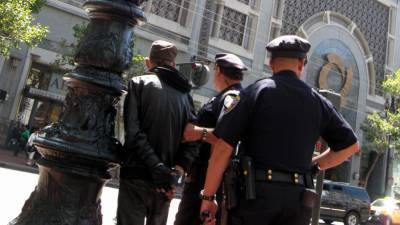 Полиция США отобрала у активиста Black Lives Matter железный прут и цепь
