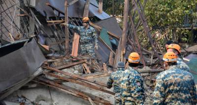 Снаряд попал в жилой дом в Степанакерте: спасатели извлекли из-под завалов тела погибших
