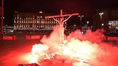 Петербургского "Иисуса" сняли с креста у здания ФСБ на Лубянке