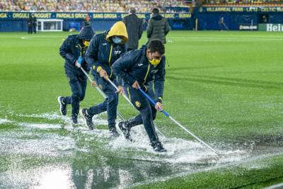 Чудеса природы: Вильярреал показал, как поле заливало дождем накануне матча с Маккаби