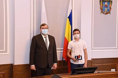 В законодательном собрании Ростовской области наградили подростков, проявивших мужество в экстремальных ситуациях