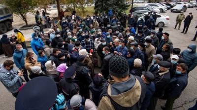 Глава Госкомнаца Крыма рассказал о требованиях толпы у правительства