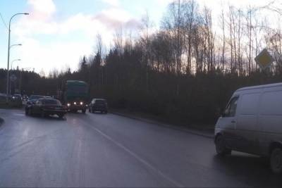 Три человека пострадали при столкновении легковых автомобилей в Петрозаводске