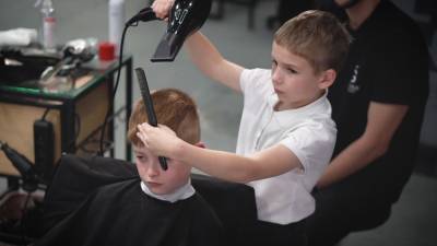 Девятилетний украинец с проблемами слуха учится на парикмахера.