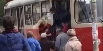 В Киеве женщина без маски пыталась зайти в трамвай, ее вытолкали кондуктор и пассажиры — видео