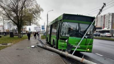 Водитель и пассажиры автобуса попали в больницу после столкновения со столбом. Видео