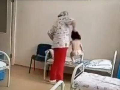 В России медсестра схватила больного ребенка за волосы и бросила на кровать