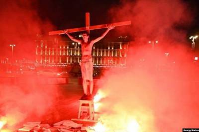 В Москве активист в образе Христа "распял" себя в поддержку политзаключенных