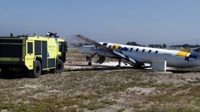 Пассажирский самолет выкатился с полосы из-за разрушения стойки шасси