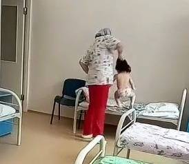В Новосибирске СКР проверяет видео, на котором медсестра таскает ребенка за волосы