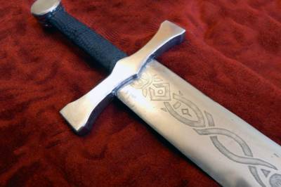 Грибник в Чехии пнул арматуру и случайно нашел древний меч
