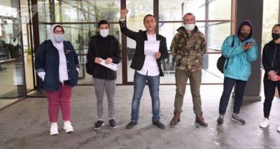 Наручники для председателя ЦИК: лейбористы провели акцию у прокуратуры Грузии