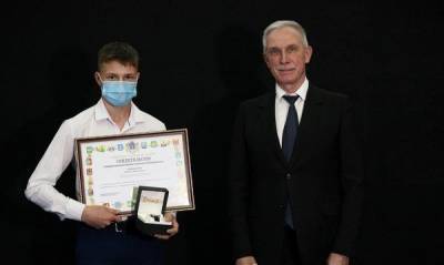 Сергей Морозов наградил школьников за проявленный героизм на пожаре