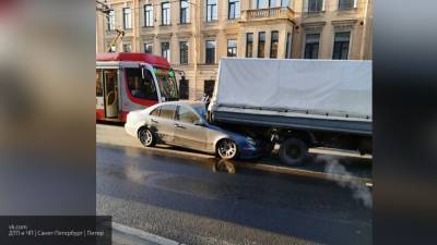 Водитель Mercedes "влетел" под грузовик в Петербурге