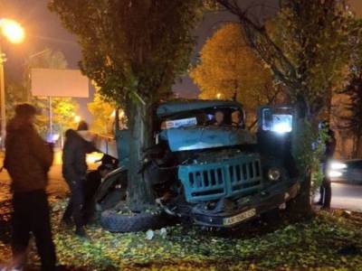 Молоковоз протаранил три авто в Харькове
