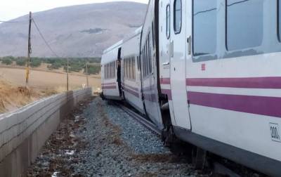 В Испании сошел с рельсов пассажирский поезд