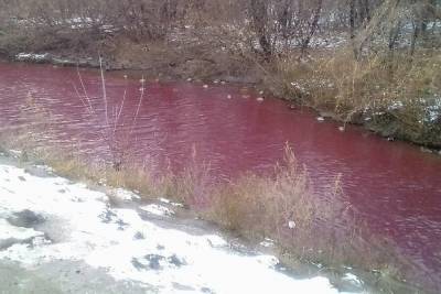 Река в Кемерово стала красной