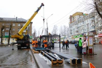 В Сыктывкаре на площади Габова начата установка двух современных остановочных комплексов