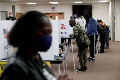 Опрос показал, что почти половина россиян не следят за выборами в США