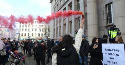 ФОТО: Возле здания Кабинета министров прошел пикет против введения в Латвии ЧС