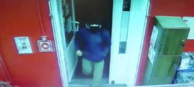 Полиция ищет мужчину, подозреваемого в краже алкоголя из магазина в городе бумажников в Карелии (ВИДЕО)