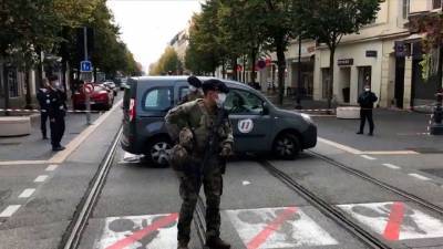 Вооруженного ножом мужчину задержали у порога школы под Парижем