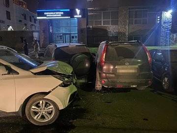 В Уфе пьяный водитель протаранил припаркованные машины