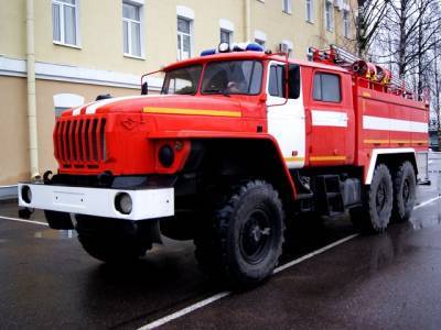 В Челябинской области пожарные спасли запертого в квартире ребенка