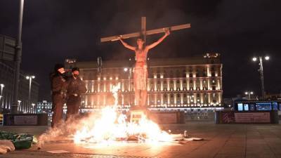 Акциониста наказали за "распятие Христа" у ФСБ