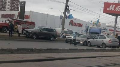 На Московском шоссе столкнулись несколько автомобилей. Движение затруднено