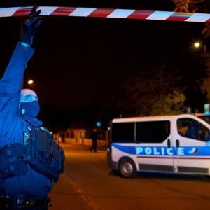 В пригороде Парижа у школы задержали мужчину с ножом