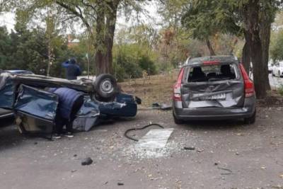 В Ростове 18-летний водитель «Жигули» перевернулся, столкнувшись с тремя машинами