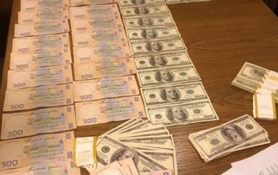 В Мариуполе поймали на взятке в 90 тысяч долларов двух должностных лиц