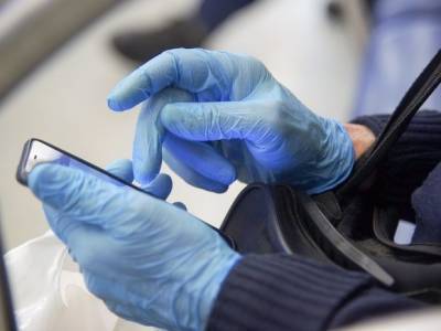 «На руках есть антимикробные пептиды»: академик РАН заявил о бесполезности перчаток