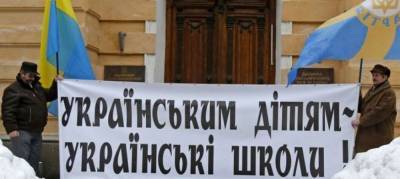 Тотальная украинизация: Киев недоволен, что учителя используют русский язык