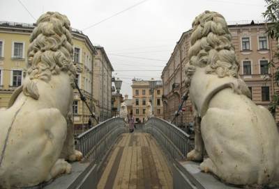 Полицейские ищут вандалов, изрисовавших Львиный мост в центре Петербурга