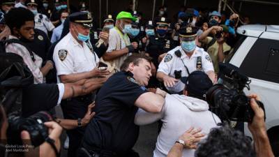 Блогер Макаренко: беспорядки в США выгодны самим властям